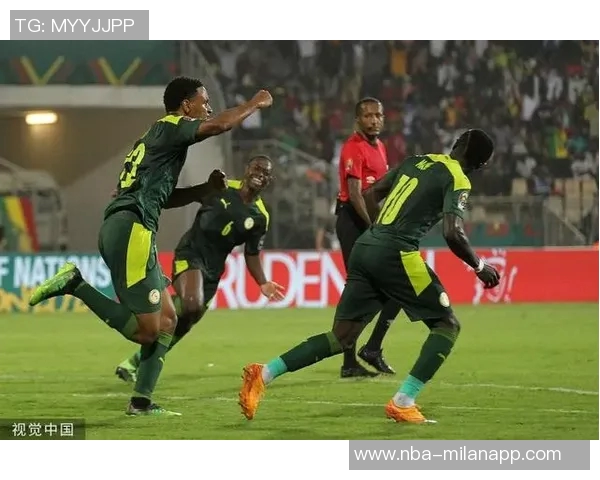 库利巴利和盖耶将队长袖标传递给马内共同庆祝首个奖杯的温馨时刻