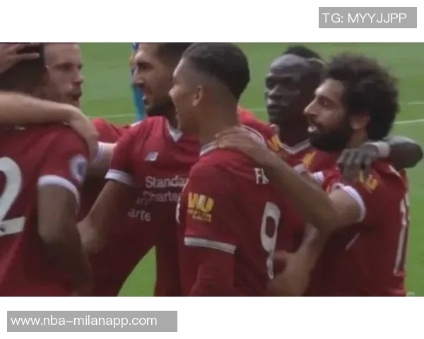 库利巴利和盖耶将队长袖标传递给马内共同庆祝首个奖杯的温馨时刻